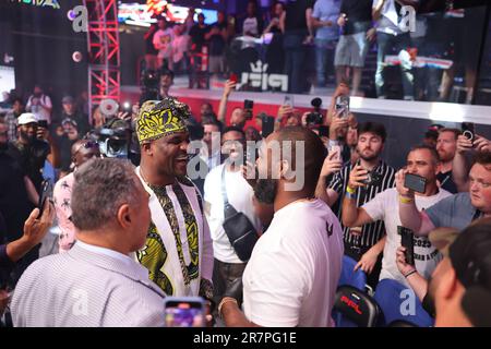 Atlanta, Géorgie, États-Unis. 17th juin 2023. Atlanta, GA - 16 juin : Francis Ngannou et Jon Jones affrontent pendant la PFL Atlanta 5 sur 16 juin 2023 à l'arène d'élite des heures supplémentaires à Atlanta, en Géorgie. (Credit image: © Aaron Litz/PX Imagens via ZUMA Press Wire) USAGE ÉDITORIAL SEULEMENT! Non destiné À un usage commercial ! Banque D'Images