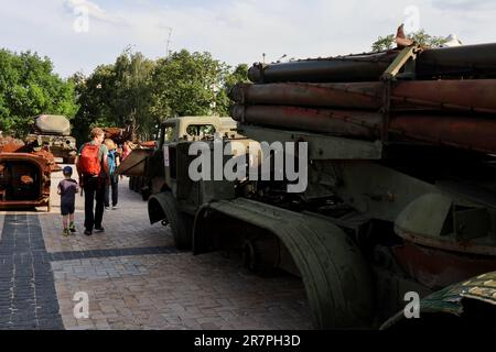 Kiev, Ukraine. 16th juin 2023. Détruit le système d'incendie russe de salvo « ouragan », installé comme symbole de guerre dans le centre de Kiev. Une exposition de chars russes brûlés et d'autres véhicules blindés a été organisée dans la capitale ukrainienne pour sensibiliser le public à la guerre qui fait rage dans d'autres parties du pays. Crédit : SOPA Images Limited/Alamy Live News Banque D'Images