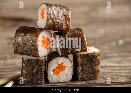 sushi au saumon sur fond de bois, restaurant Banque D'Images