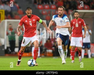 Ta'qali, Malte. 16th juin 2023. Steve Borg (L) de Malte rivalise avec Jordan Henderson d'Angleterre lors de leur match de qualification du groupe C du Championnat d'Europe de l'UEFA 2024 au Stade national de Ta'Qali, à Malte, sur 16 juin 2023. Credit: Jonathan Borg/Xinhua/Alay Live News Banque D'Images