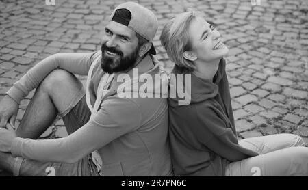 Homme et femme vêtements modernes pour les jeunes se détendre en plein air. Toujours jeune. Couple traînez ensemble. Des gens insouciants. Les jeunes veulent simplement s'amuser. Liberté Banque D'Images