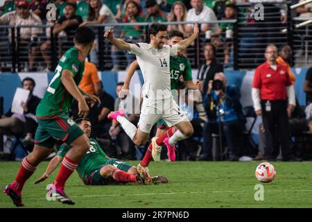 Le milieu de terrain américain Luca de la Torre (14) est encrassé par le milieu de terrain mexicain Luis Chávez (18) lors d'un match de demi-finale de la CONCACAF Nations League, jeudi, juin Banque D'Images