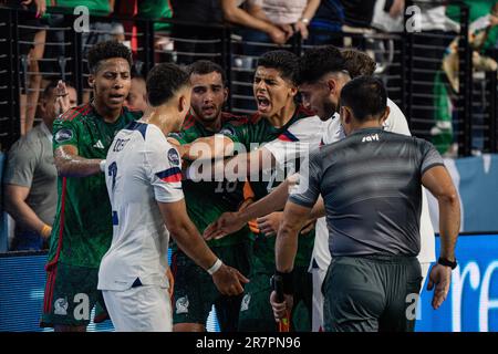 Le défenseur américain Sergiño Dest (2) est confronté par le défenseur mexicain Victor Guzmán (22), le milieu de terrain Luis Chávez (18) et l'avant Jonathon Herrera (9) pendant Banque D'Images