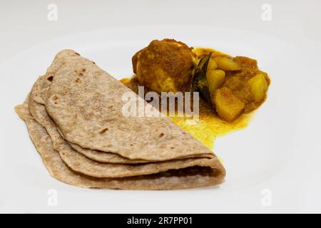 Gros plan image de Chapati avec curry d'oeuf. Arrière-plan isolé Banque D'Images