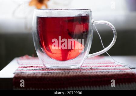 une tasse de thé rouge est sur la table le matin dans la cuisine Banque D'Images