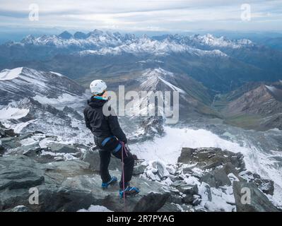 Mountaineer en admirant la vue sur le paysage alpin après avoir atteint le sommet, Alpes autrichiennes, Europe Banque D'Images