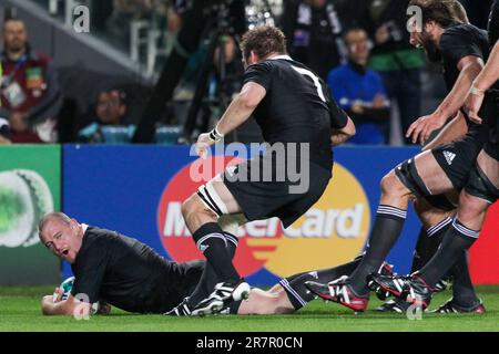 Tony Woodcock, de Nouvelle-Zélande, a fait une tentative contre la France lors de la finale de la coupe du monde de rugby à Eden Park, Auckland, Nouvelle-Zélande, dimanche, 23 octobre, 2011. Banque D'Images