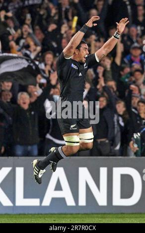 Jerome Kaino, de Nouvelle-Zélande, saute avec joie lors du dernier coup de sifflet célébrant la France dans la finale de la coupe du monde de rugby à Eden Park, Auckland, Nouvelle-Zélande, dimanche, 23 octobre, 2011. Banque D'Images