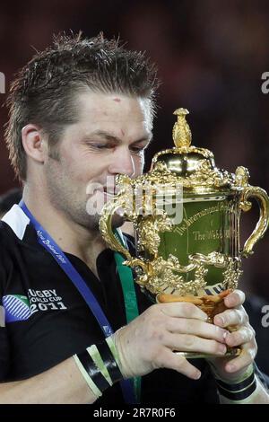 Le capitaine néo-zélandais Richie McCaw tient la coupe après avoir battu la France dans la finale de la coupe du monde de rugby à Eden Park, Auckland, Nouvelle-Zélande, dimanche, 23 octobre, 2011. Banque D'Images