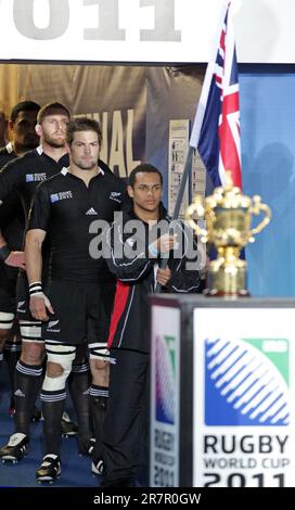 Le capitaine de la Nouvelle-Zélande Richie McCaw attend de conduire son équipe sur le terrain pour jouer en France à la finale de la coupe du monde de rugby à Eden Park, Auckland, Nouvelle-Zélande, dimanche, 23 octobre, 2011. Banque D'Images