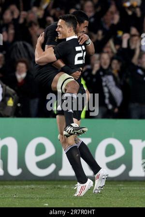 Jerome Kaino de Nouvelle-Zélande fête avec Sonny Bill Williams après avoir battu la France dans la finale de la coupe du monde de rugby à Eden Park, Auckland, Nouvelle-Zélande, dimanche, 23 octobre, 2011. Banque D'Images