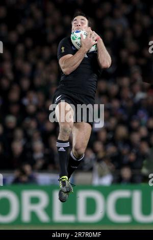 Richard Kahui, de Nouvelle-Zélande, prend un ballon de haut niveau tout en jouant en France à la finale de la coupe du monde de rugby à Eden Park, Auckland, Nouvelle-Zélande, dimanche, 23 octobre, 2011. Banque D'Images