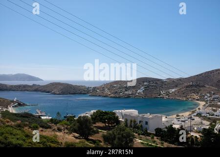 Vue panoramique sur le port et la plage de Gialos à iOS Grèce Banque D'Images