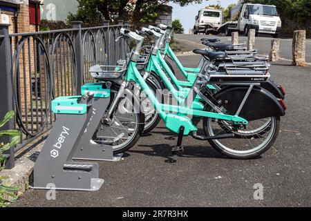 Une rangée de vélos électriques Beryl en attente d'être loués Banque D'Images