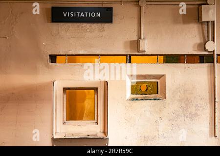 Cabine de communication pour visiteurs de la prison fédérale américaine de sécurité maximale de l'île d'Alcatraz, située au milieu de la baie de San Francisco. Banque D'Images