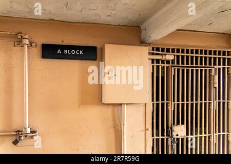 Couloir du module et du bloc A de la prison fédérale de l'île d'Alcatraz dans la baie de San Francisco, dans l'état de Californie, USA. Prison américaine. Banque D'Images