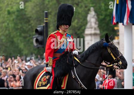 The Mall, Westminster, Londres, Royaume-Uni. 17th juin 2023. La famille royale ainsi que des groupes et des troupes massés ont voyagé dans le Mall jusqu'à la parade des gardes à cheval pour la cérémonie de Trooping of the Color. C'est le premier sous le règne du roi Charles III qui a roulé un cheval frisseux nommé Noble Banque D'Images