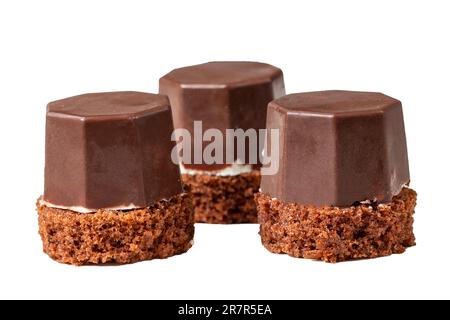 Biscuits enrobés de chocolat au lait. Biscuits aux pépites de chocolat liquide isolés sur fond blanc. Gros plan Banque D'Images