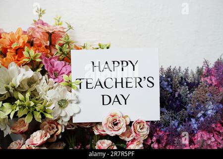 Happy Teachers Day message texte sur carte papier avec belle décoration de fleurs Banque D'Images