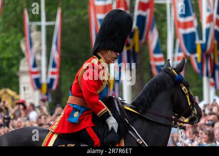 The Mall, Westminster, Londres, Royaume-Uni. 17th juin 2023. La famille royale ainsi que des groupes et des troupes massés ont voyagé dans le Mall jusqu'à la parade des gardes à cheval pour la cérémonie de Trooping of the Color. C'est le premier sous le règne du roi Charles III qui a roulé un cheval frisseux nommé Noble Banque D'Images