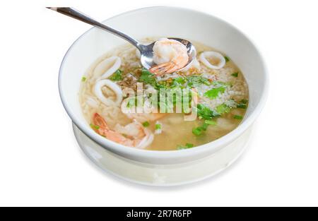 Découpe de soupe de riz bouillie avec crevettes et calmar sur blanc isolé. Banque D'Images