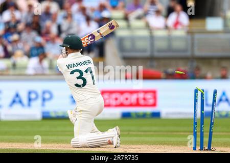 Birmingham, Royaume-Uni. 17th juin 2023. Le David Warner d'Australie est sous le houlette de Stuart Broad d'Angleterre lors du premier test de Ashes à Edgbaston. Le crédit photo devrait se lire: Ben Whitley/Alamy Live News. Banque D'Images