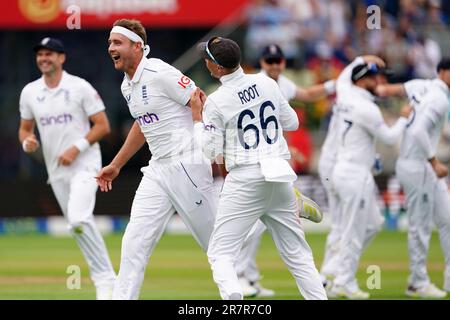 Stuart Broad et Joe Root, en Angleterre, célèbrent le cricket de Marnus Labuschagne en Australie (non représenté) lors du deuxième match de test des premières cendres à Edgbaston, Birmingham. Date de la photo: Samedi 17 juin 2023. Banque D'Images