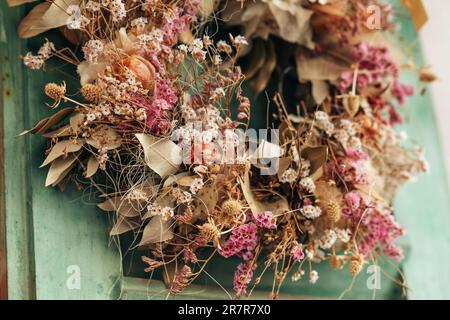 Décoration de fleur d'automne suspendue à la porte Banque D'Images