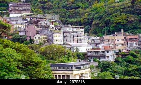 Jiufen est une ville de montagne dans le nord-est de Taïwan, à l'est de Taipei. Il est connu pour les ruelles étroites de sa vieille ville, regorgeant de maisons de thé. Banque D'Images