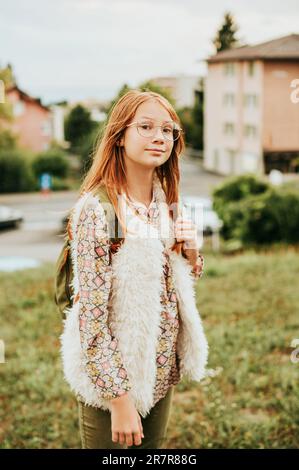 Portrait extérieur d'une adorable fille de 10-12 ans portant un sac à dos Banque D'Images