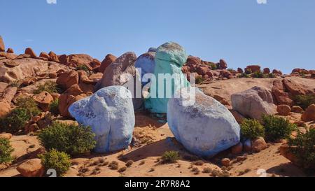 Tafraoute, Maroc - 05 17 2016: Les célèbres rochers colorés peints près de Tafraoute dans les montagnes de l'anti Atlas du Maroc sont un lieu de voyage populaire Banque D'Images