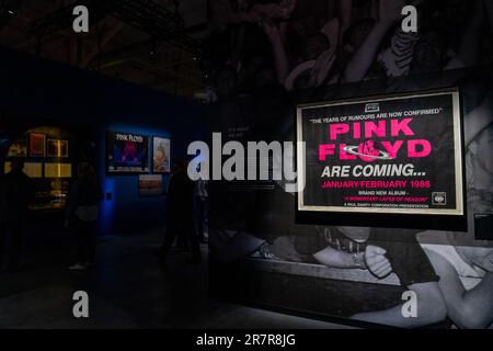 Les gens visitent l'exposition « Pink Floyd - leurs restes mortaux » au ...