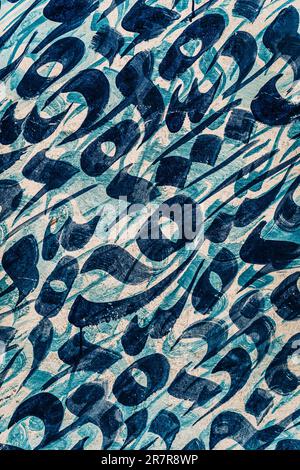 Texture calligraphique arabe bleue : complexe et élégante, la calligraphie arabe bleue crée une texture hypnotique. Banque D'Images