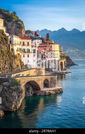 Vue du matin sur la côte amalfitaine, sur la mer Méditerranée, en Italie Banque D'Images