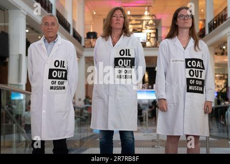 Londres, Royaume-Uni. 17 juin 2023. Les activistes climatiques des scientifiques du XR ont manifesté pour appeler le Science Museum de Londres à cesser d'accepter le parrainage de combustibles fossiles par le groupe Adani, un important producteur de charbon, et par la compagnie pétrolière publique norvégienne Echinor et le géant pétrolier britannique BP. La manifestation fait suite aux remarques récentes du Secrétaire général de l'ONU Antonio Gutteres selon lesquelles les compagnies de combustibles fossiles essayaient de « se mettre à genoux » pour lutter contre la menace du réchauffement planétaire. Crédit : Ron Fassbender/Alamy Live News Banque D'Images