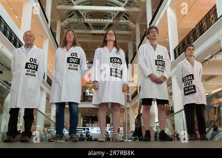 Londres, Royaume-Uni. 17 juin 2023. Les activistes climatiques des scientifiques du XR ont manifesté pour appeler le Science Museum de Londres à cesser d'accepter le parrainage de combustibles fossiles par le groupe Adani, un important producteur de charbon, et par la compagnie pétrolière publique norvégienne Echinor et le géant pétrolier britannique BP. La manifestation fait suite aux remarques récentes du Secrétaire général de l'ONU Antonio Gutteres selon lesquelles les compagnies de combustibles fossiles essayaient de « se mettre à genoux » pour lutter contre la menace du réchauffement planétaire. Crédit : Ron Fassbender/Alamy Live News Banque D'Images