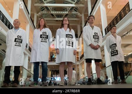 Londres, Royaume-Uni. 17 juin 2023. Les activistes climatiques des scientifiques du XR ont manifesté pour appeler le Science Museum de Londres à cesser d'accepter le parrainage de combustibles fossiles par le groupe Adani, un important producteur de charbon, et par la compagnie pétrolière publique norvégienne Echinor et le géant pétrolier britannique BP. La manifestation fait suite aux remarques récentes du Secrétaire général de l'ONU Antonio Gutteres selon lesquelles les compagnies de combustibles fossiles essayaient de « se mettre à genoux » pour lutter contre la menace du réchauffement planétaire. Crédit : Ron Fassbender/Alamy Live News Banque D'Images