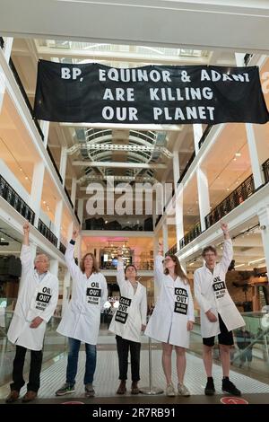 Londres, Royaume-Uni. 17 juin 2023. Les activistes climatiques des scientifiques du XR ont manifesté pour appeler le Science Museum de Londres à cesser d'accepter le parrainage de combustibles fossiles par le groupe Adani, un important producteur de charbon, et par la compagnie pétrolière publique norvégienne Echinor et le géant pétrolier britannique BP. La manifestation fait suite aux remarques récentes du Secrétaire général de l'ONU Antonio Gutteres selon lesquelles les compagnies de combustibles fossiles essayaient de « se mettre à genoux » pour lutter contre la menace du réchauffement planétaire. Crédit : Ron Fassbender/Alamy Live News Banque D'Images