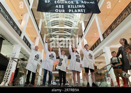 Londres, Royaume-Uni. 17 juin 2023. Les activistes climatiques des scientifiques du XR ont manifesté pour appeler le Science Museum de Londres à cesser d'accepter le parrainage de combustibles fossiles par le groupe Adani, un important producteur de charbon, et par la compagnie pétrolière publique norvégienne Echinor et le géant pétrolier britannique BP. La manifestation fait suite aux remarques récentes du Secrétaire général de l'ONU Antonio Gutteres selon lesquelles les compagnies de combustibles fossiles essayaient de « se mettre à genoux » pour lutter contre la menace du réchauffement planétaire. Crédit : Ron Fassbender/Alamy Live News Banque D'Images