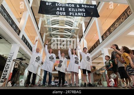 Londres, Royaume-Uni. 17 juin 2023. Les activistes climatiques des scientifiques du XR ont manifesté pour appeler le Science Museum de Londres à cesser d'accepter le parrainage de combustibles fossiles par le groupe Adani, un important producteur de charbon, et par la compagnie pétrolière publique norvégienne Echinor et le géant pétrolier britannique BP. La manifestation fait suite aux remarques récentes du Secrétaire général de l'ONU Antonio Gutteres selon lesquelles les compagnies de combustibles fossiles essayaient de « se mettre à genoux » pour lutter contre la menace du réchauffement planétaire. Crédit : Ron Fassbender/Alamy Live News Banque D'Images