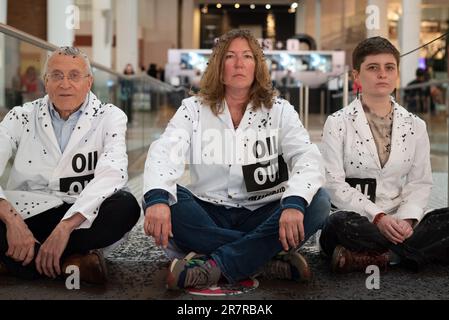 Londres, Royaume-Uni. 17 juin 2023. Les activistes climatiques des scientifiques du XR ont manifesté pour appeler le Science Museum de Londres à cesser d'accepter le parrainage de combustibles fossiles par le groupe Adani, un important producteur de charbon, et par la compagnie pétrolière publique norvégienne Echinor et le géant pétrolier britannique BP. La manifestation fait suite aux remarques récentes du Secrétaire général de l'ONU Antonio Gutteres selon lesquelles les compagnies de combustibles fossiles essayaient de « se mettre à genoux » pour lutter contre la menace du réchauffement planétaire. Crédit : Ron Fassbender/Alamy Live News Banque D'Images