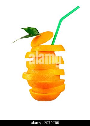 Agrumes frais sous forme de boisson rafraîchissante avec une paille sur fond blanc. Jus d'orange. photo publicitaire. Cocktail à base de tranches d'orange. Objet isolé sur fond blanc. Banque D'Images