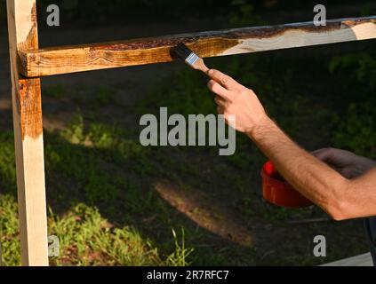 Application de peinture et de vernis sur le bois. à l'extérieur Banque D'Images