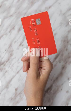 achat avec une carte de crédit rectangulaire et colorée, crédit de style de vie et financier, objets en studio comme papier peint, shopping Banque D'Images
