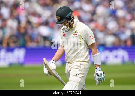 Steven Smith d'Australie quitte le terrain après avoir été hors LBW par Ben Stokes d'Angleterre pendant le LV= Insurance Ashes First Test Series Day 2 England v Australia à Edgbaston, Birmingham, Royaume-Uni, 17th juin 2023 (photo par Craig Thomas/News Images) dans, le 6/17/2023. (Photo de Craig Thomas/News Images/Sipa USA) crédit: SIPA USA/Alay Live News Banque D'Images