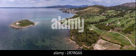 plage et île d'Alcanada, Club de Golf Alcanada, Alcudia, Majorque, Iles Baléares, Espagne Banque D'Images