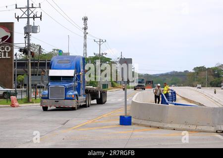 10 mars 2023 - Limonal, Guanacaste au Costa Rica: L'autoroute numéro 1 Panamericana en construction Banque D'Images