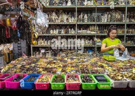 Bangkok, Thaïlande. 17th juin 2023. Amulettes en vente sur le marché de l'amulette, au bord de la rivière de Bangkok. Les amulettes bouddhistes sont une industrie de plusieurs millions de dollars en Thaïlande avec des exemples rares qui s'élève à plus de $300 000 ou plus. (Photo par Tim Russell/SOPA Images/Sipa USA) crédit: SIPA USA/Alay Live News Banque D'Images