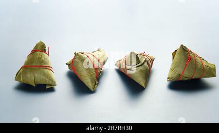 Le zongzi placé sur la table. Banque D'Images