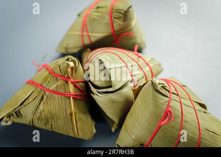 Le zongzi placé sur la table. Banque D'Images